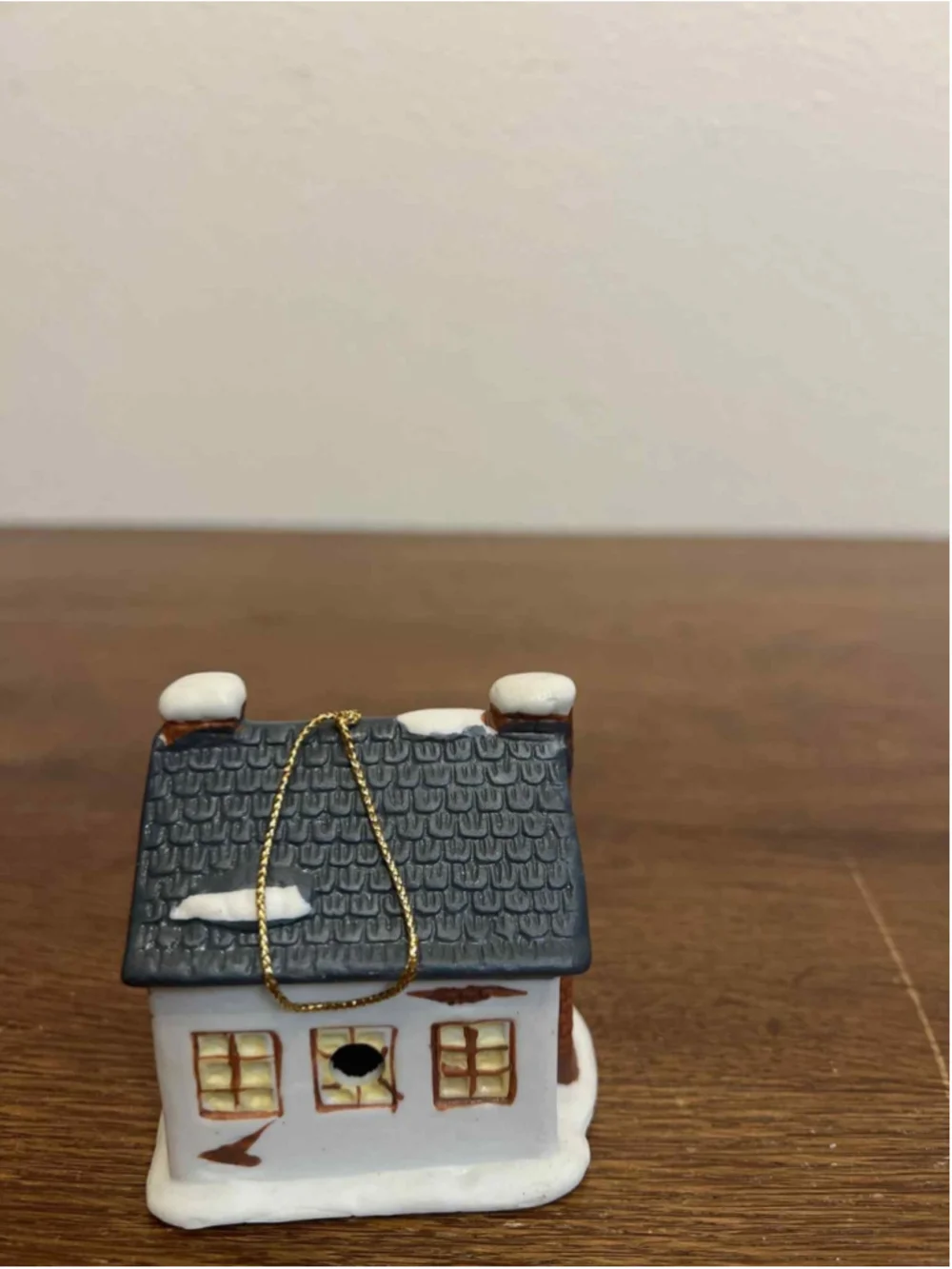 Readers Digest The Queen’s Inn ceramic bell ornament house Shaped miniature